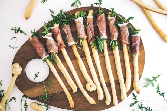 Grissini mit Rohschinken und Rucola aus dem Dampfgarer.