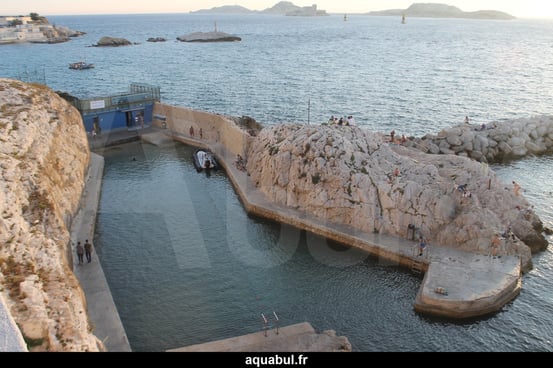 piscine d'eau salée , piscine naturelle , mer , marseille , nager à marseille , cours de natation à la mer