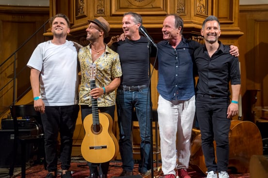 Der Schlusspunkt des Konzertabends: Knack, Nick Perrin, Ueli Schmezer, Michel Poffet, Andi Pupato in der Kapelle des Burgerspittels. Gemeinsam präsentierten sie den Song "Däne wos guet geit". 