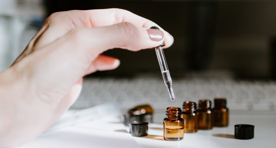 Pipette d'une goutte d'Huile Essentielle pour 4 gouttes d'Huile Neutre dans des petits flacons bruns