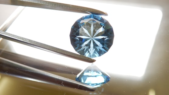 Blautopas - Gewicht: 8,05ct - Abmessung: 12,5mm - Anzahl Facetten: 81 - Design mit gefrosteten Facetten auf dem Pavillon.