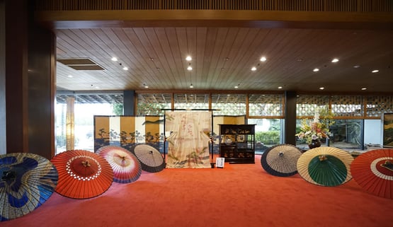 広い和の旅館ロビー