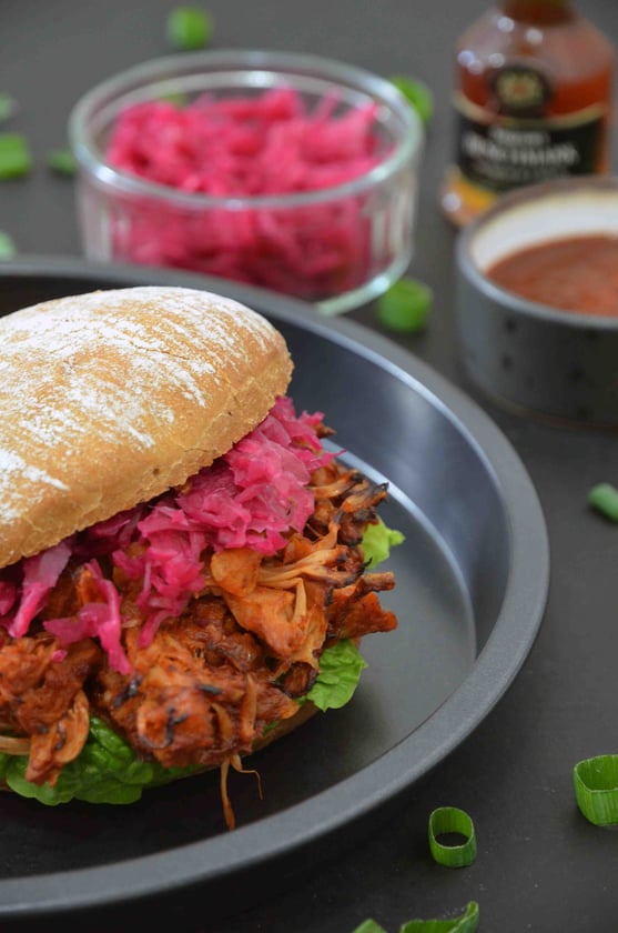 Der Kreativität bei BBQ-Marinaden sind keine Grenzen gesetzt. So lassen sich beispielsweise für Pulled Jackfruit-Burger, neben Bier oder Cola, auch andere Spirituosen wie Whisky oder Rum hervorragend für einen außergewöhnlichen Geschmack verwenden.