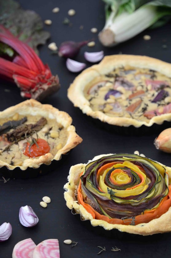 Bunte Gemüse-Quiches lassen sich immer wieder neu kreieren - je nach verfügbaren Zutaten und eigenem Geschmack. Der kulinarischen Vielfalt sind da keine Grenzen gesetzt. 