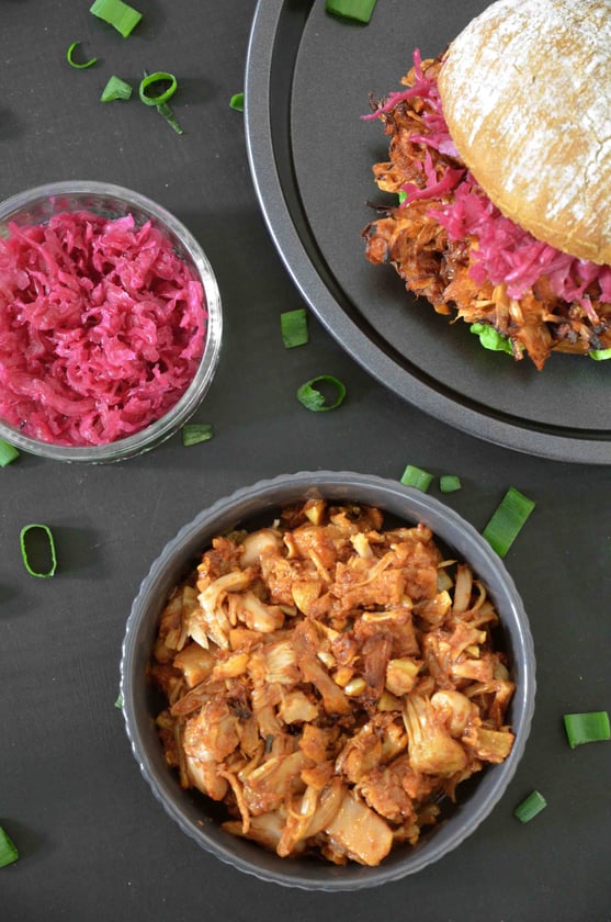 Jackfruit schmeckt etwas säuerlich und eignet sich ganz hervorragend zum würzigen Marinieren und „gezupft" als Fleischersatz bspw. für kreative Burger.