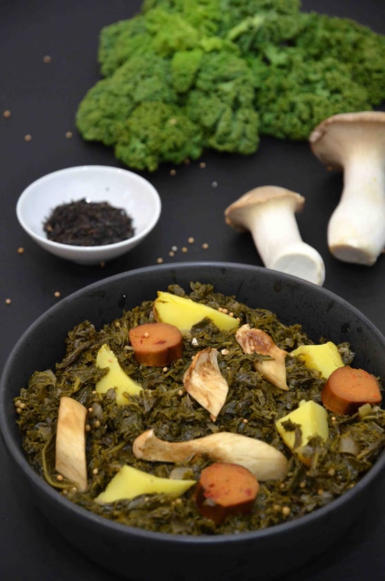 Jede Region Deutschlands bringt eigene kulinarische Highlights mit sich. In Hamburg ist es Grünkohl in vielen Varianten. Hier: traditionell mit karamellisierten Kartoffeln und jeder Menge umami-Zugaben.