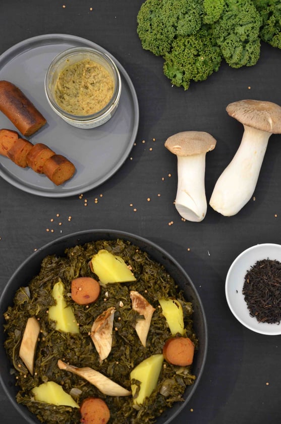 Das perfekte Wintergericht in Hamburg: Traditioneller Grünkohl - dafür gibt es sogar organisierte Grünkohl-Touren mit gemeinschaftlichem Wandern und anschließendem, wärmendem Essen.