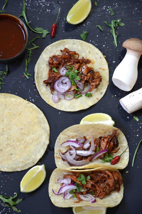 Ob offen oder geschlossen: Tacos können auf verschiedenste Arten als Streetfood belegt und serviert werden. Hier sind der Kreativität keine Grenzen gesetzt.