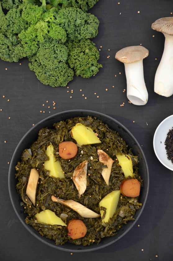 Ähnlich wie bei Eintöpfen gilt: Grünkohl am besten schon mindestens einen Tag vorher zubereiten und kochen. dann schmeckt er am besten. Das geht auch mit allen veganen Zutaten ganz wunderbar.