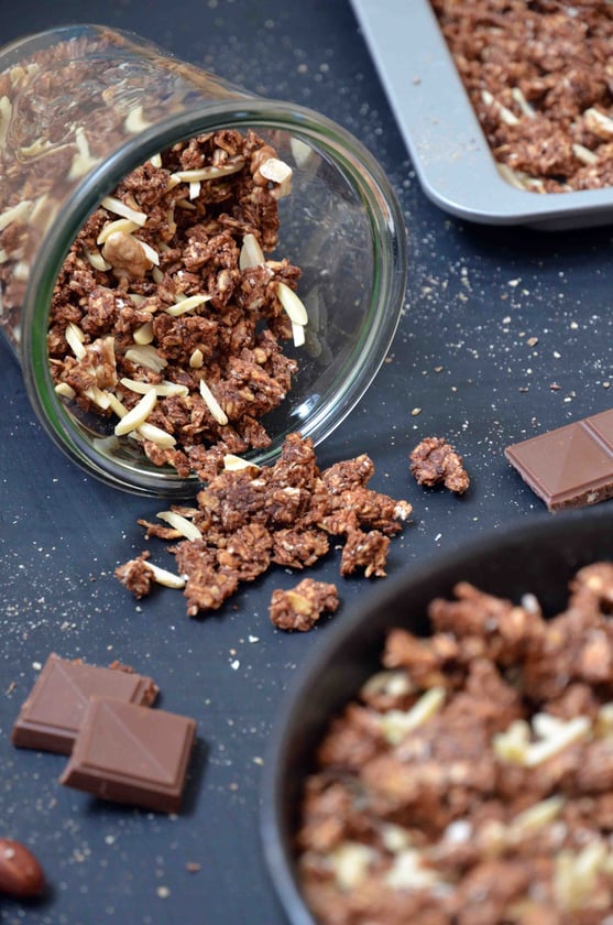 Super zum Frühstück, aber auch als Dessertzugabe: selbst gemachtes Granola. Hier mit viel Kakao und Nüssen.