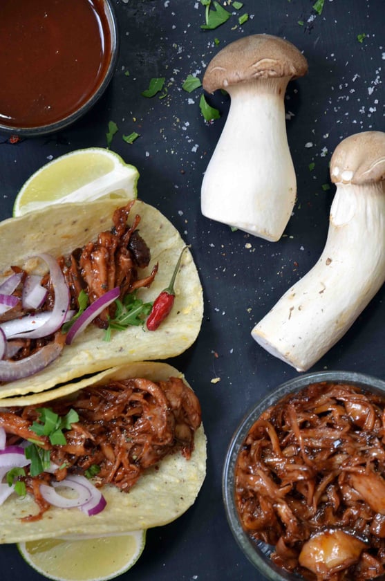 Die Pilzfasern der Kräuterseitlinge eignen sich hervorragend für eine „Pulled Mushroom"-Version und kann nicht nur zu Tacos, sondern natürlich auch als Burger, oder auf Sandwiches serviert werden.