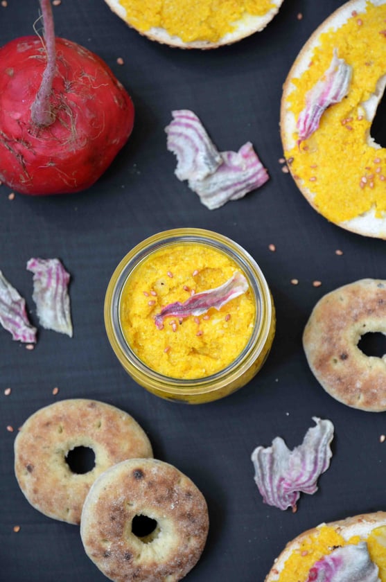 Perfekt zu jeder Brotmahlzeit: selbst gemachter, schneller Aufstrich aus frischen Zutaten der Saison. Die perfekte Kombination im Sommer: Möhre und Bete.