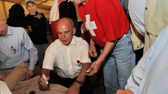 Autogrammstunde mit Bundesrat: Der Bubiker Dorfchronist Walter Messmer hielt den Besuch von Ueli Maurer als Augustredner am 1. August 2011 im Bild fest. (Bild: Walter Messmer)