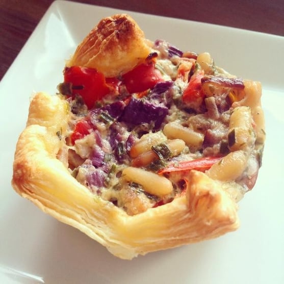 Quiche mit Paprika-Pinienkern-Zwiebelfüllung.