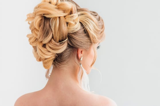 Junge Frau mit Hochzeitsfrisur - © freepik.com