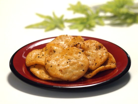 ●薄焼き醤油＋サラダ　黒胡椒せんべい