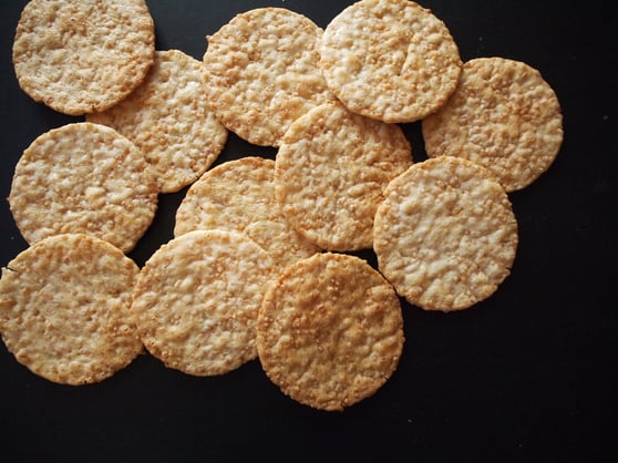 香ばしい、粒入りたがねせんべい