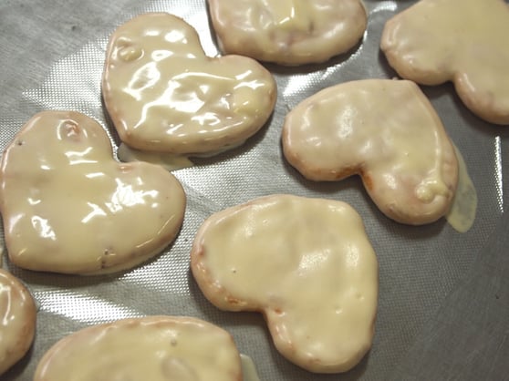 お醤油せんべいに、ホワイトチョコレート掛け