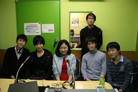 左から森口くん、舩木駿一くん(灘高校3年)、林苑芳さん(四天王寺高校3年)、高島くん、長澤くん 　後ろは野口さん