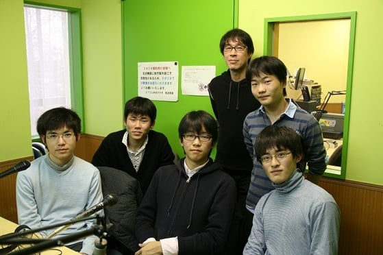 前列左から、東由哲くん(六甲高校2年)、森口舜くん(東大寺学園高校2年)、小坂真琴くん(灘高校2年)、高島崚輔くん(灘高校3年) 。後列左から制作担当の野口直樹さん、長澤生眞くん(灘高校2年)