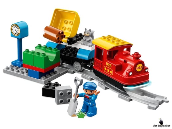 Im Paket Lego 10874 Dampfeisenbahn SET sind 59 Einzelteile, eine Dampflok, ein Lokführer, eine Kinderfigur, ein Passagierwaggon und diverse DUPLO Steine und jede Menge Schienenelemente enthalten.