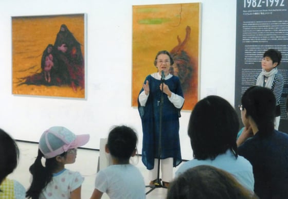 親子の鑑賞者に案内と説明―宮良瑛子