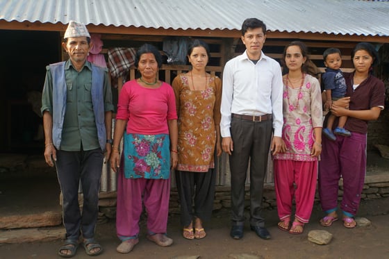 Surats Familie in Nepal, die auch meine Familie wurde...: v.l.n.r: Vater Ramchandra, Mutter Saraswoti, Schwester Luxmi (verheiratet, lebt in der Familie ihres Ehemannes - war grad zu Besuch da), Surat mit seiner Frau Shiwani, Schwester Pratiksha - mit Sulav (14 Monate) auf dem Arm, dem Sohn ihrer älteren Schwester Luxmi