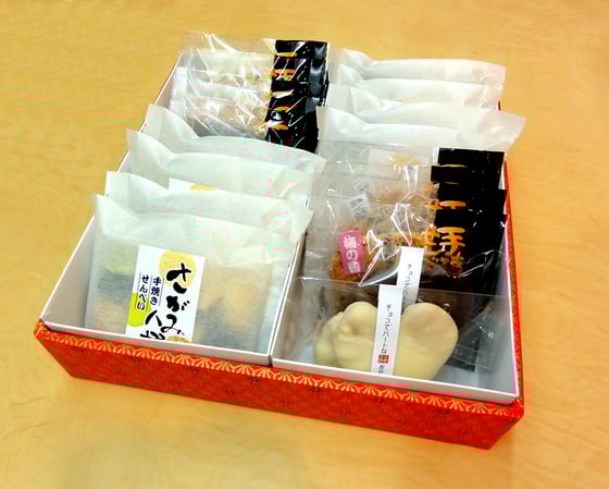 チョコレートせんべいの入ったギフト箱
