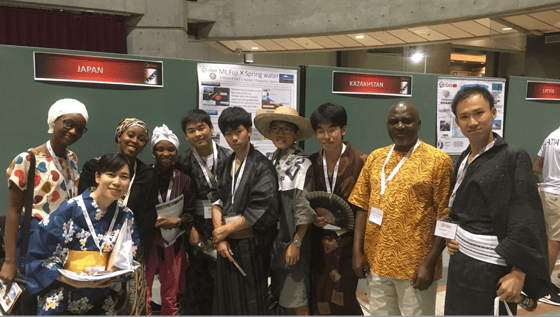 浴衣姿の日本選手団とアフリカからの唯一の参加者であるナイジェリア代表