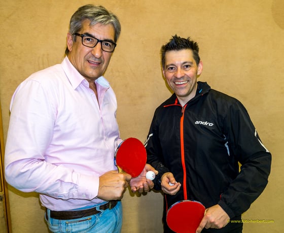 Sierndorfer Fotostammtisch-Obmann Herbert Krickl und TTV Sierndorf-Obmann Albert Wilder wollen einen Fotowettbewerb starten.