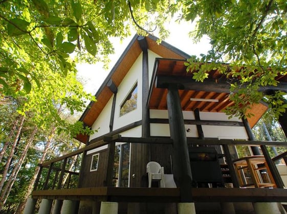 極太丸太の柱が特徴的な、２階建てロフト付きのログコテージ