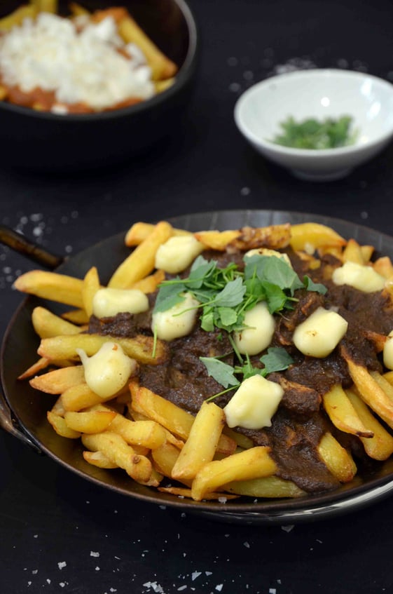 Kanadische Poutine mit Bratensoße und veganem Mozzarella