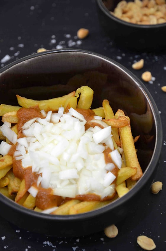 Patat Oorlog - Pommes mit Erdnusssoße, Mayonnaise und Zwiebeln