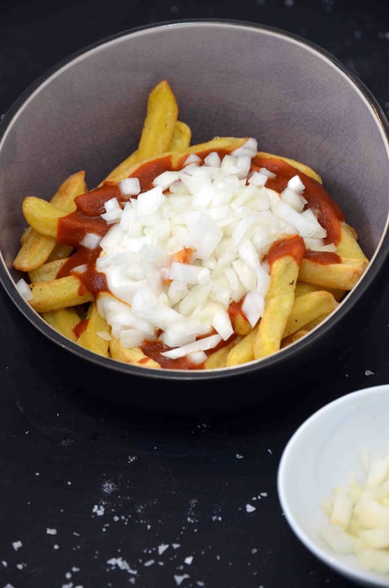 Pommes Speciaal - mit Ketchup, Mayonnaise und klein geschnittenen Zwiebeln