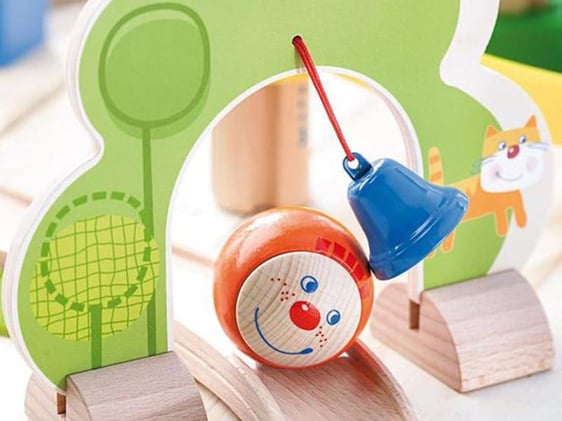 Die Besonderheit im Hape Paket ist eine Kugel Paul, der lässt die Glocke erklingeln.