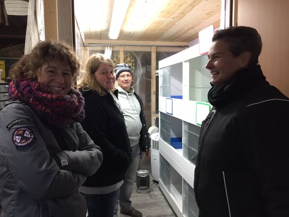 Quarantänestation in Buchs des VKWS (v.l.n.r. Mägi John, Fahrerin KTR, Karin Kobler Fahrerin KTR, Daniel Meister, Leiter der Katzenauffangstation, Vivianne Lareida, Präsidentin KTR)