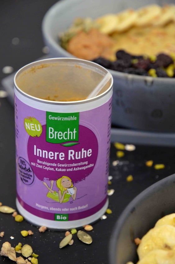Süße, vegane Gewürzmischungen für Porridge sind eher selten: Die „Innere Ruhe" von der Gewürzmühle Brecht ist in der Zusammensetzung (u.a. mit Zimt Ceylon, Kurkuma und Kakaopulver) deshalb ideal für einen stärkenden und wärmenden Start in den Tag.