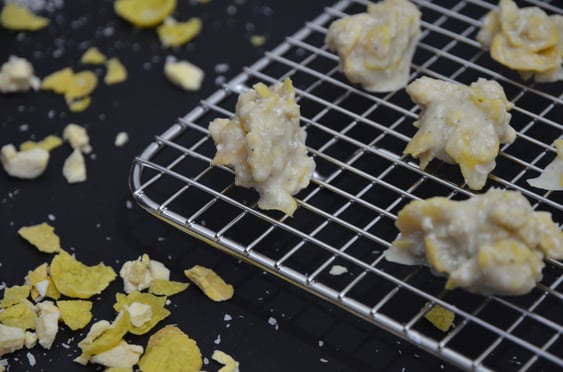 Weiße Knusperflakes mit Mango und Kokos