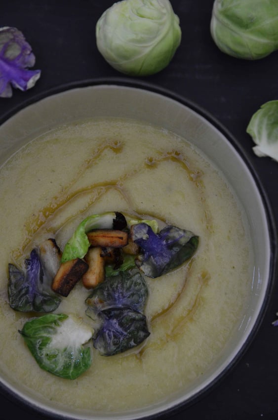 Die Rosenkohlsuppe ergänzt um ein süß-herzhaftes Topping und Ahornsirup macht das ganze nicht so bitter.