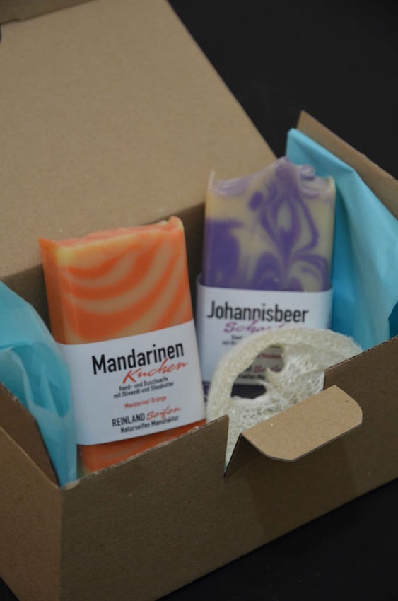 Der Versand der Reinland Seifen erfolgt ebenfalls plastikfrei. Die handgesiedeten Seifen sind in Papier gewickelt und werden in Kartons passender Größe verschickt.