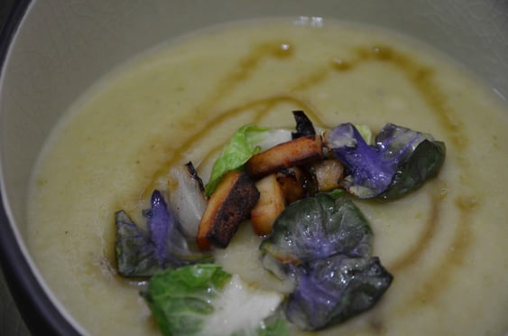 Besonders lila Rosenkohl eignet sich hier perfekt farblich als Suppentopping.