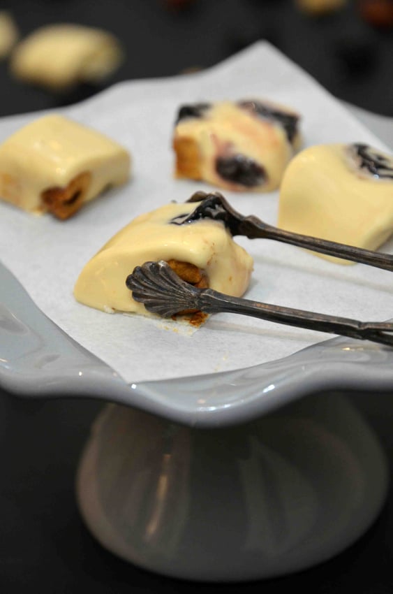 Für den kleinen oder großen Süßhunger zwischendurch: weißer Nougat lässt sich mit ein paar Tricks und Kniffen auch wunderbar veganisieren und ist deshalb perfekt, wenn es mal etwas Außergewöhnliches sein soll.