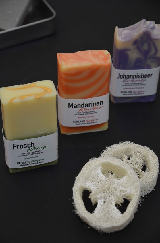 Das Reinland Seifen Sortiment umfasst bisher eine große Auswahl fruchtiger, herber und süßer Seifen.
