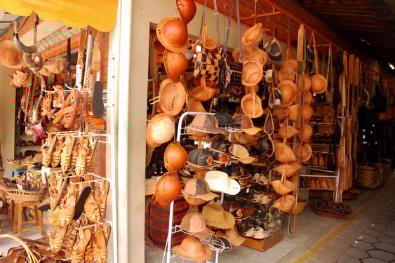 caruaru, mercado, feria, artesanías, pernambuco, brasil, artículos de cuero, bolsos, sombreros, viajes a brasil, esculturas