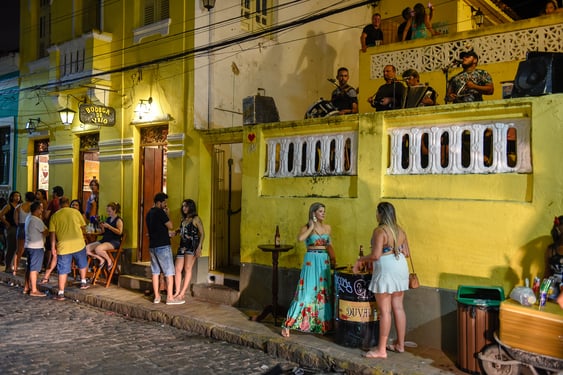 olinda, bodega de véio, scene bar, café bar, vida nocturna, música en directo, bebidas de verano, open-air cafe, cócteles, ambiente tropical, brasil