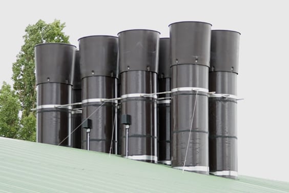 Abluftkamine – zentraler Abluftaustritt in einem 3000er Maststall