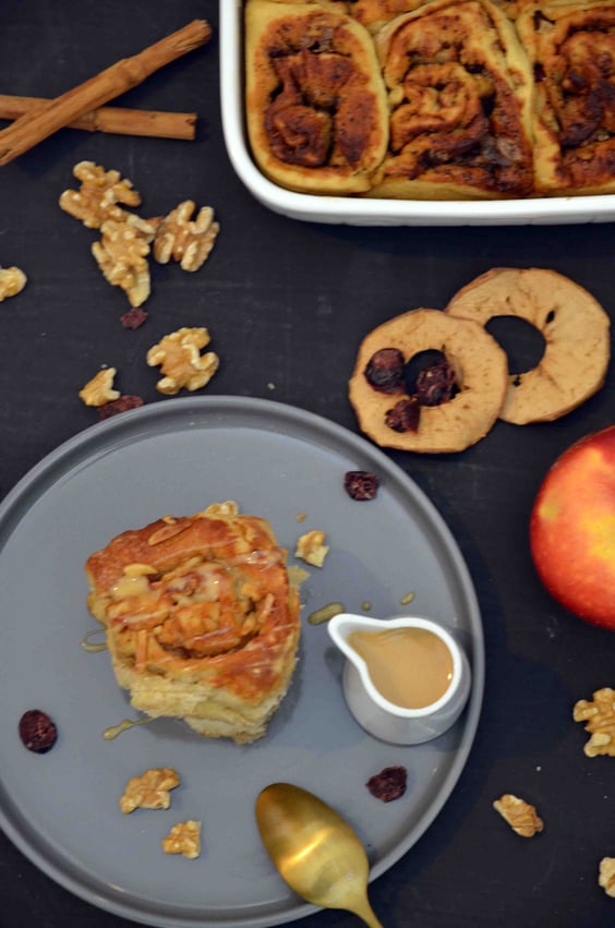 Mehrere, gefüllte Zimtschnecken mit Karamellsoße, vegan