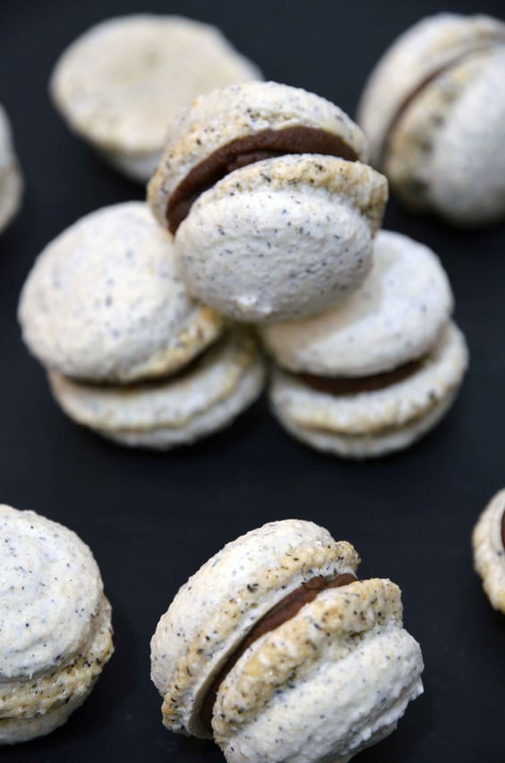 Earl Grey Macarons mit Nougat-Orangenfüllung.