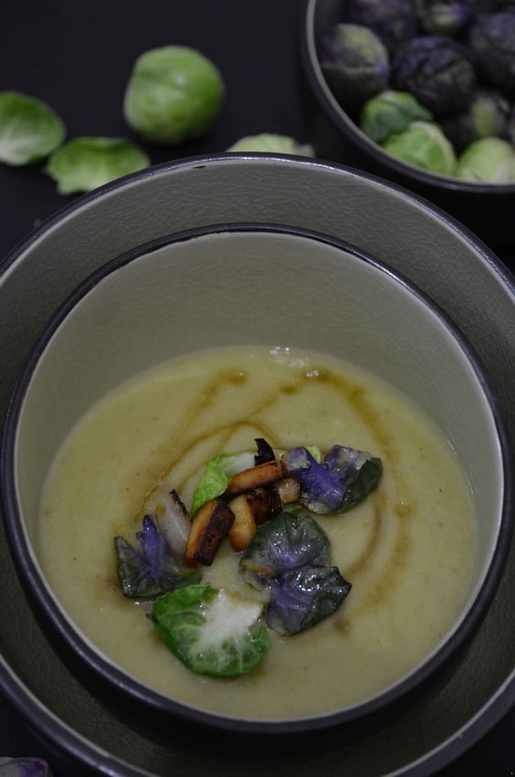 Rosenkohlsuppe mit Topping aus Birne, angebratenen Rosenkohlblättern und Räuchertofu 