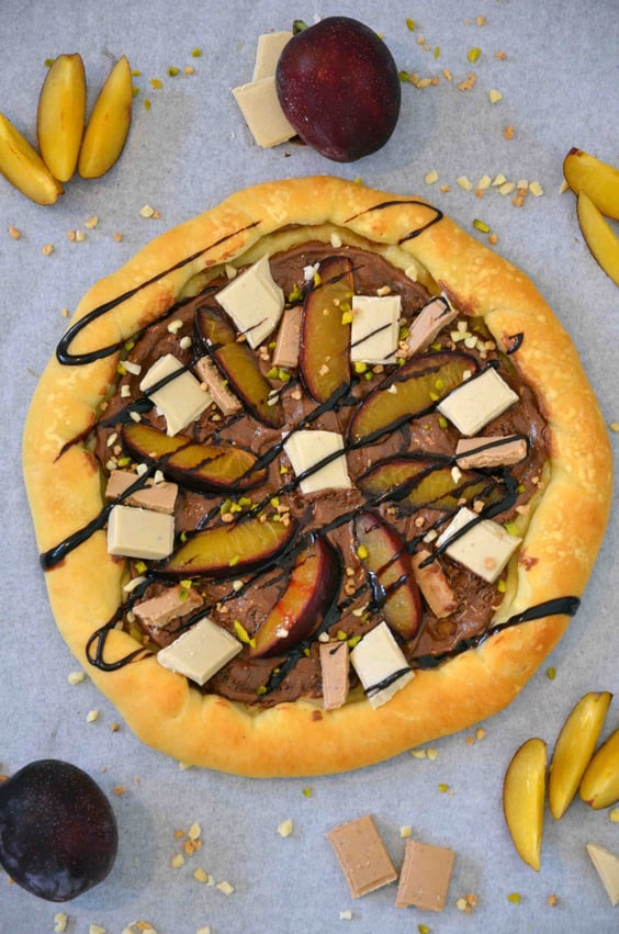 Schokoladenpizza mit Pflaumen und Krokant-Nuss-Topping (vegan)